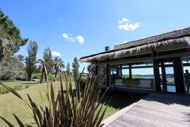 Espectacular chacra sobre la laguna escondida en José Ignacio 